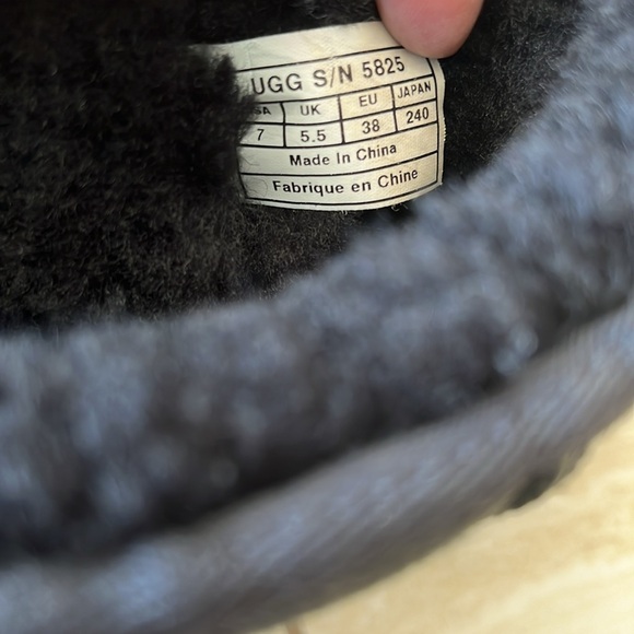 UGG Black Classic Short Size 7 - Picture 7 of 10